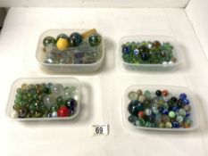 A QUANTITY OF VINTAGE GLASS MARBLES.