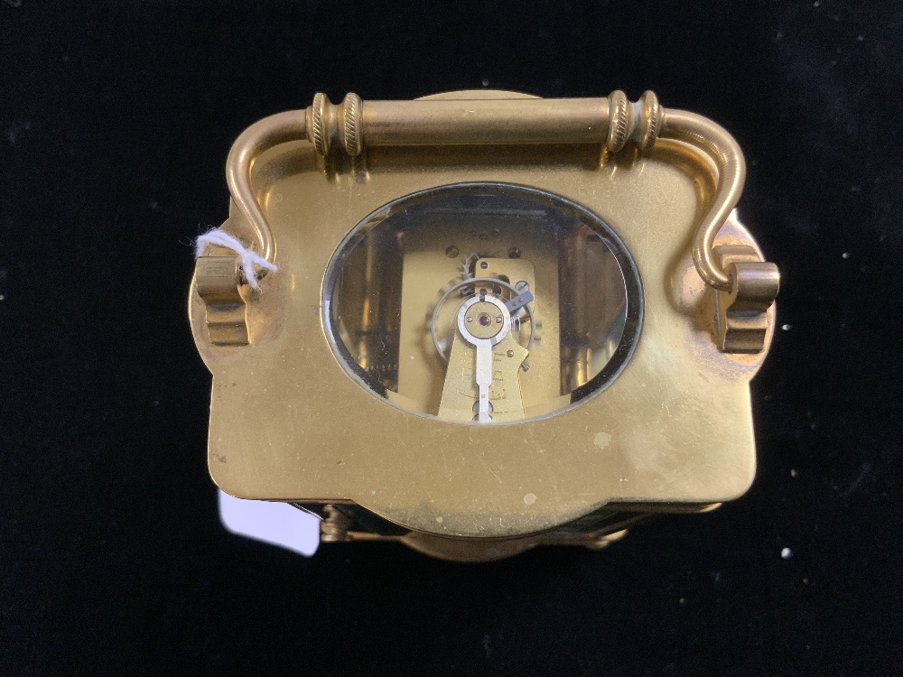 BRASS CARRIAGE CLOCK OF SHAPED OUTLINE WITH WHITE ENAMEL DIAL; W/O; WITH KEY; 12CM - Image 5 of 5