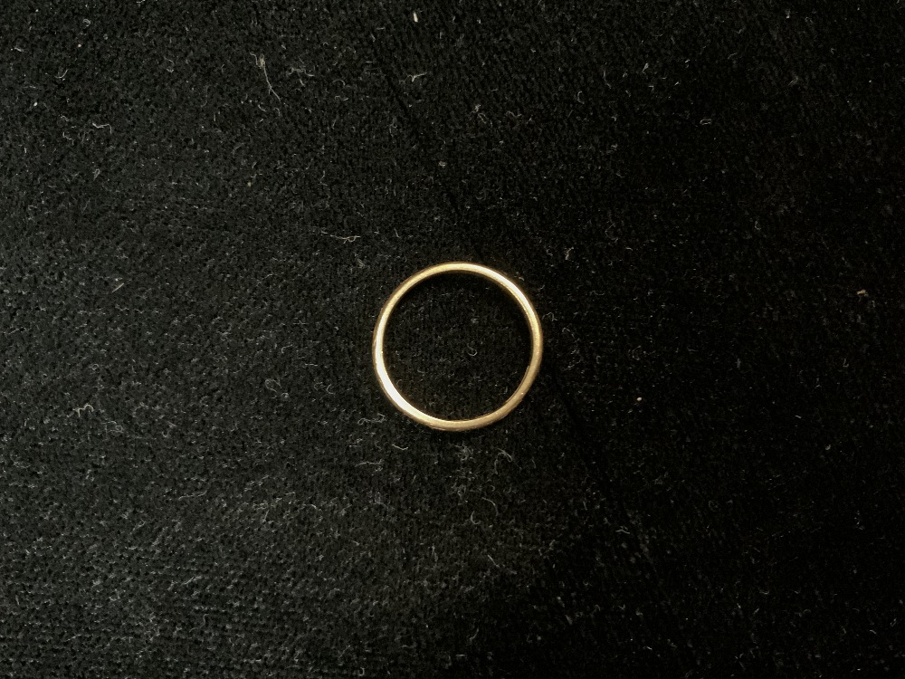 18CT GOLD RING; SIZE K - Image 3 of 4
