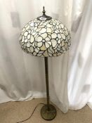 A TIFFANY STYLE BRASS LAMP STAND WITH LEADED LIGHT LAMP SHADE, 140 CMS.