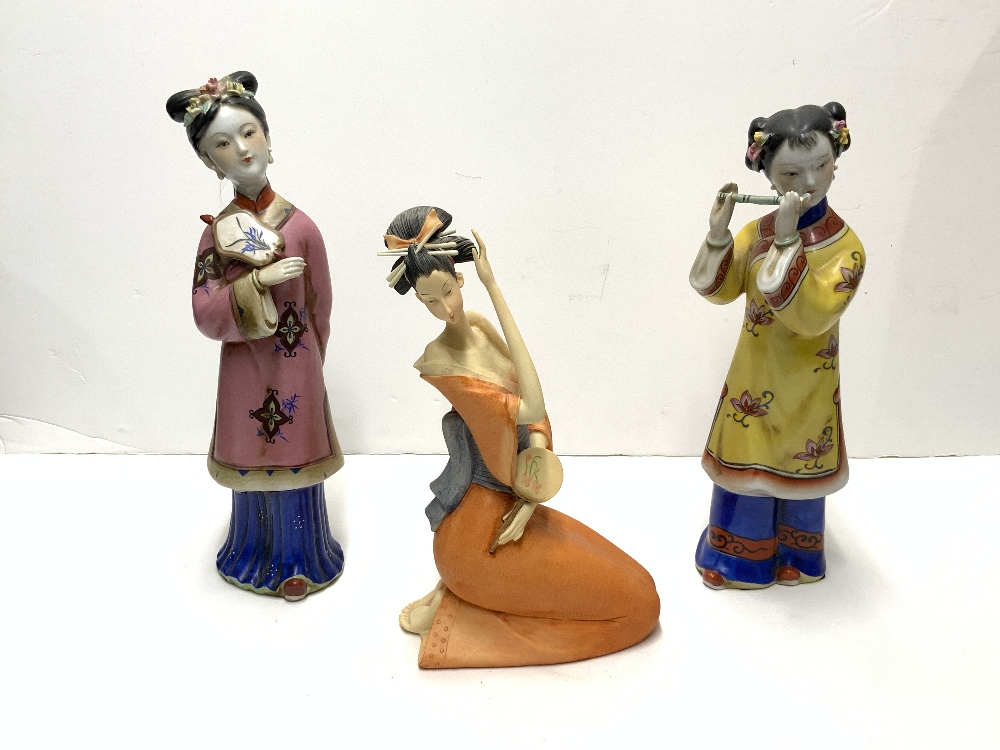 A PAIR OF CHINESE PORCELAIN FIGURES OF GIRLS; 35 CMS AND A LEONARDO COLLECTION FIGURE OF A GEISHA. - Image 2 of 4