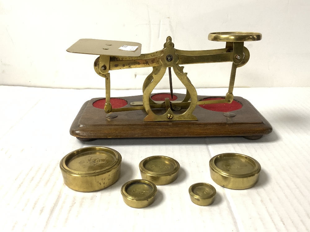 SET OF BRASS POSTAL SCALES WITH 6 WEIGHTS. 20 CM. - Image 4 of 4