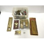 A QUANTITY OF BRASS DOOR FURNITURE - VARIOUS.