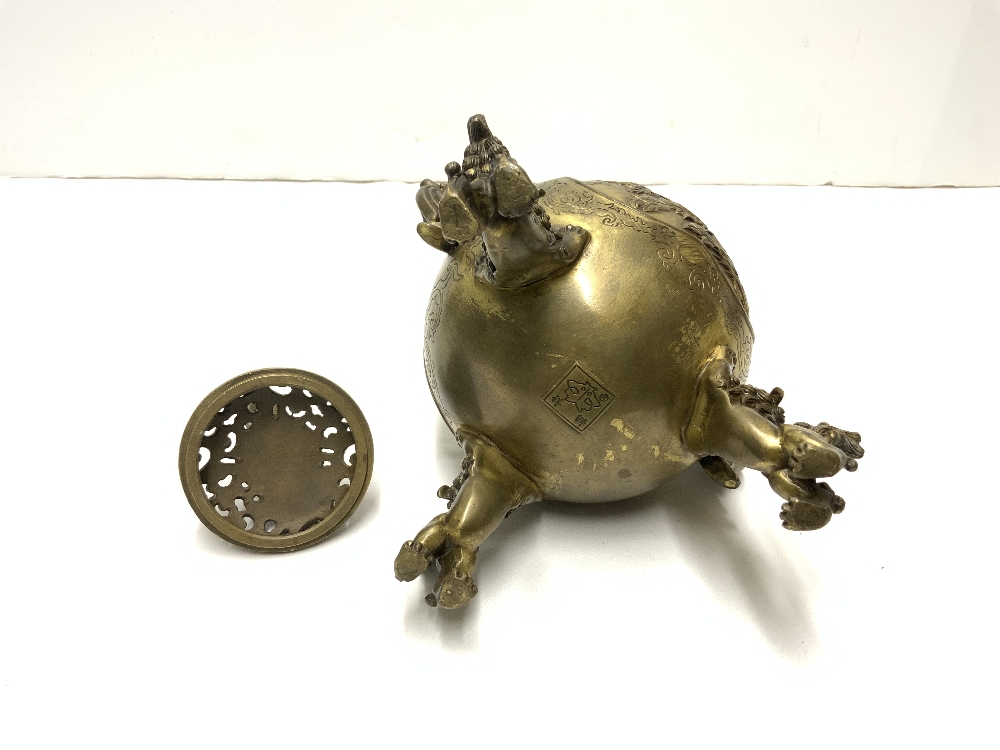 A 19TH-CENTURY CHINESE BRONZE GLOBULAR SHAPED KORO WITH CAST BIRD HANDLES AND FINIAL COVER ON - Image 4 of 5