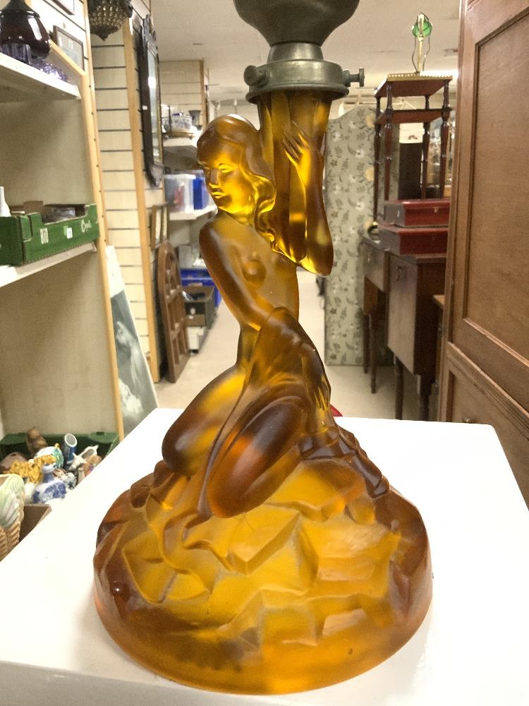 ART DECO WALTHER & SOHNE AMBER GLASS LADY FIGURE TABLE LAMP [ SHADE A/F ]; 40 CMS. - Image 3 of 3