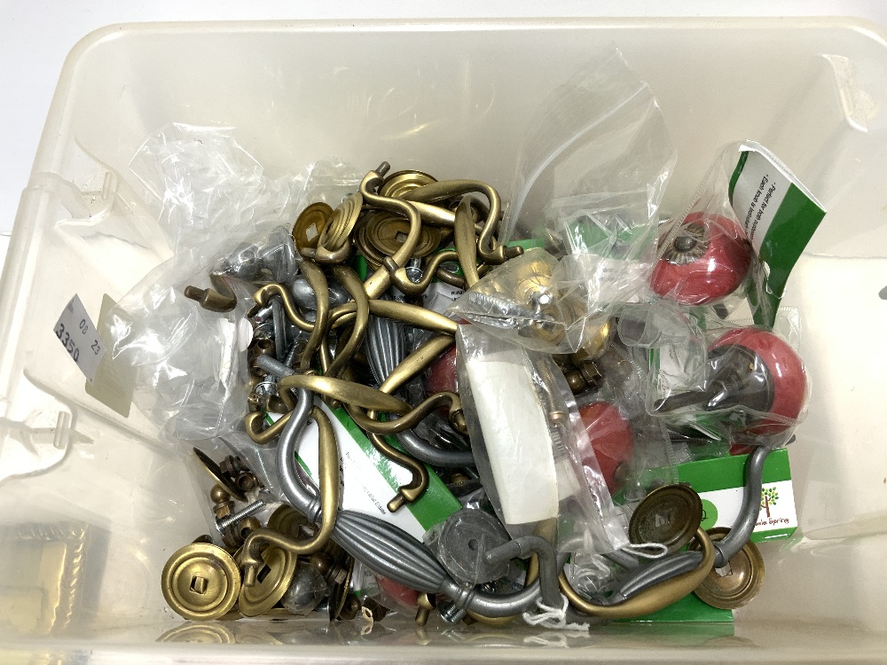 A QUANTITY OF BRASS DOOR FURNITURE - VARIOUS. - Image 2 of 3