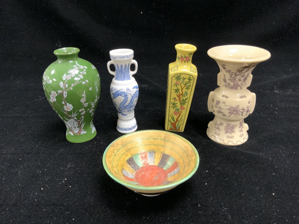 TWO CHINESE GLASS SNUFF BOTTLES, 2 CLOISONNE BALLS IN BOX AND 4 SMALL MODERN CHINESE VASES AND - Image 3 of 5