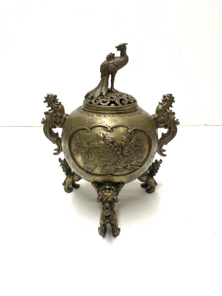 A 19TH-CENTURY CHINESE BRONZE GLOBULAR SHAPED KORO WITH CAST BIRD HANDLES AND FINIAL COVER ON - Image 2 of 5