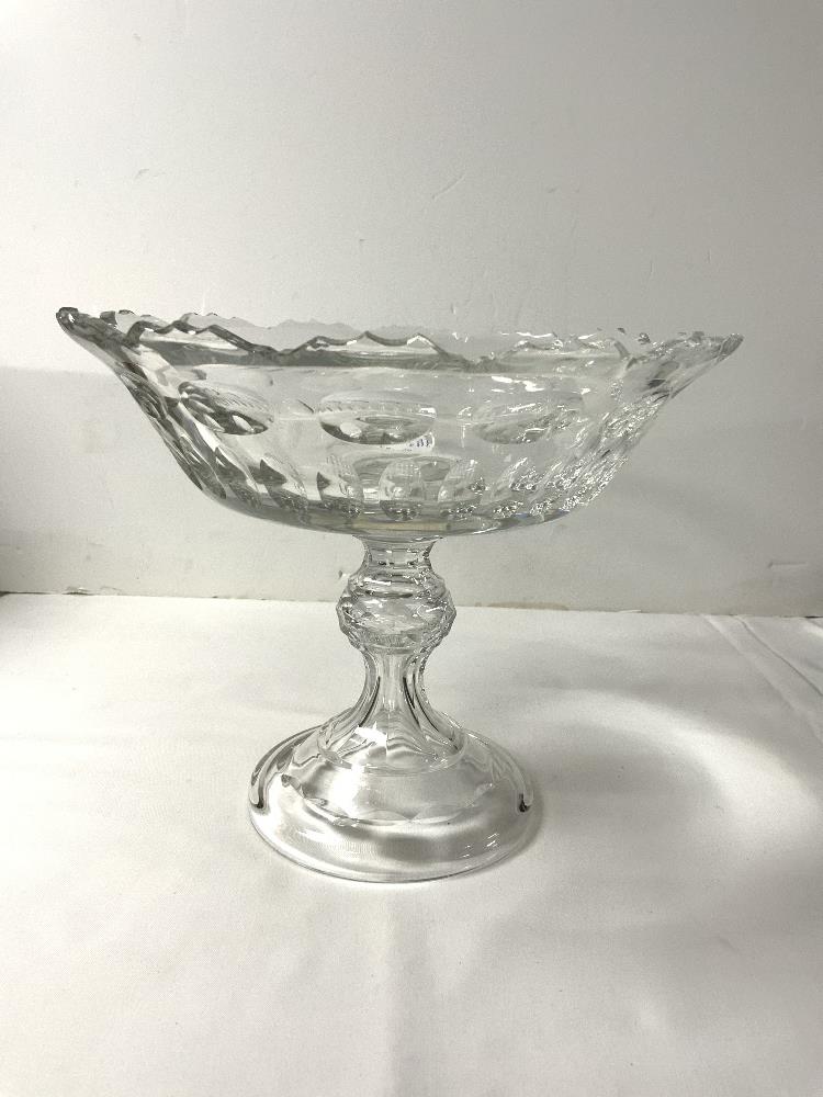 EDWARDIAN CRYSTAL GLASS PEDESTAL COMPORT WITH SLICE CUT DECORATION AND HOLLOW STEM, 22 CMS HIGH, - Image 2 of 4