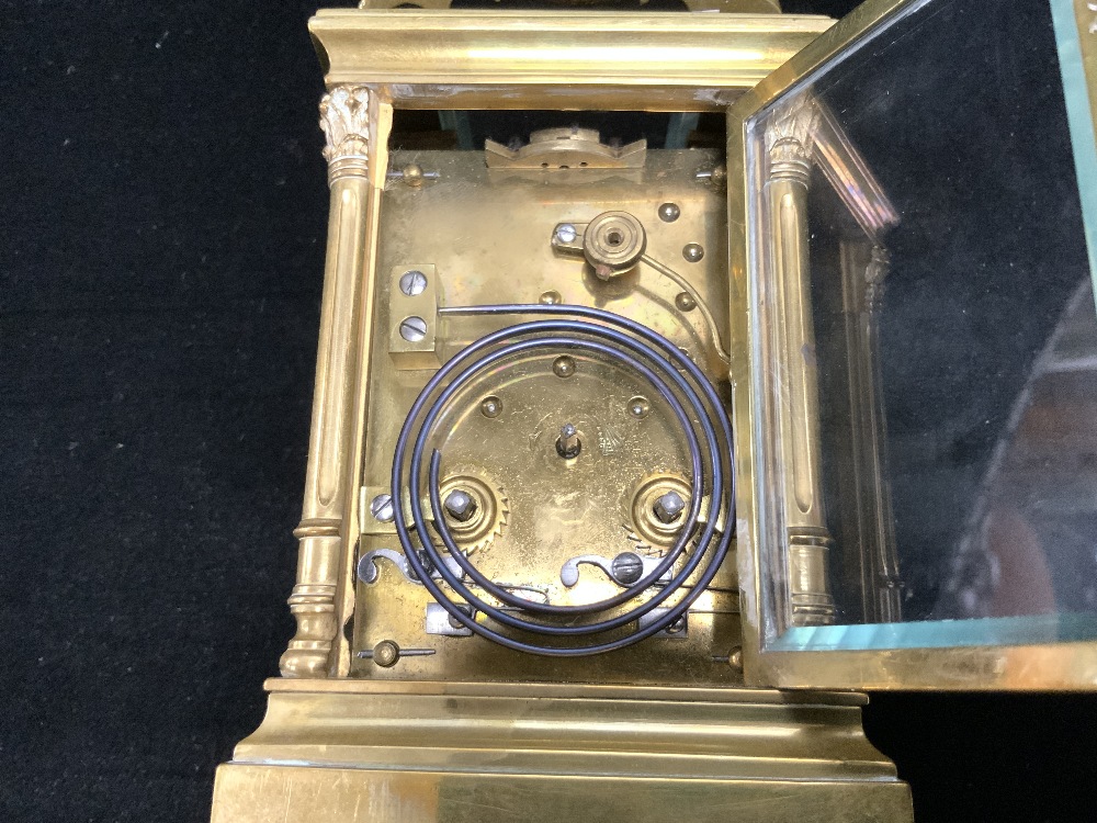 A FRENCH BRASS CARRIAGE CLOCK WITH FOUR PILLAR CAST SUPPORTS AND CIRCULAR SILVERED DIAL AND FILIGREE - Image 5 of 5