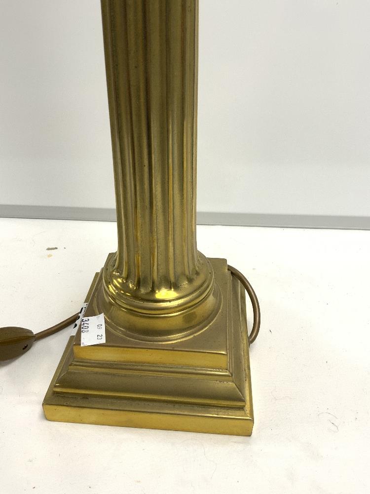 BRASS COLUMN SHAPED TABLE LAMP - Image 3 of 3