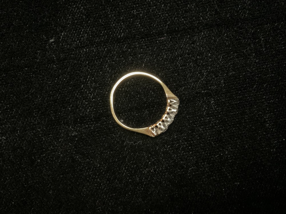 18 CT GOLD HALLMARKED HALF HOOP LADIES RING SET WITH 5 PASTE STONES. SIZE M HALF, 1.9 GMS. - Image 3 of 5