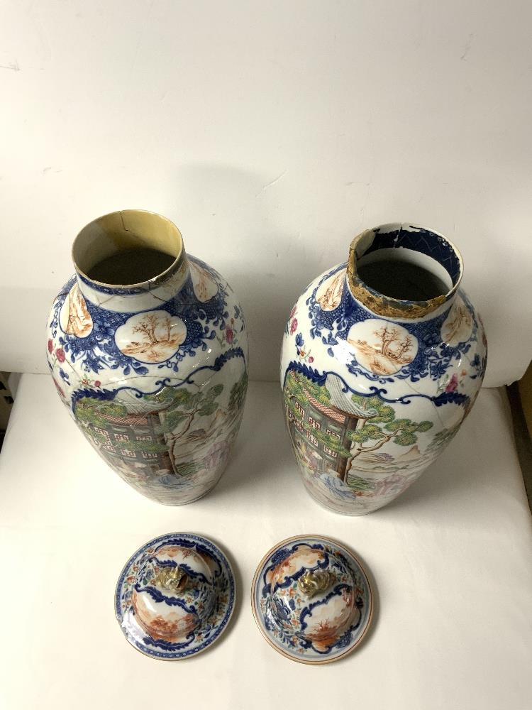 A PAIR OF PORCELAIN CHINESE EXPORT VASES AND COVERS, DECORATED WITH FIGURES AND COCKERELS AND DOG, ' - Image 3 of 4