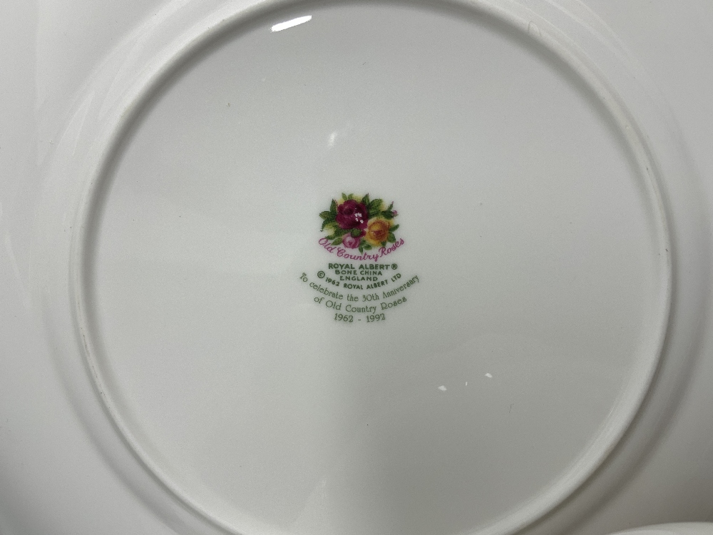 ROYAL ALBERT OLD COUNTRY ROSES 56 PIECE TEA AND DINNER SET, ALSO INCLUDES A CAKE STAND. - Image 4 of 4