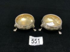 A PAIR OF GEORGIAN HALLMARKED SILVER SALTS WITH ENGRAVED DECORATION ON HOOF FEET, 113 GRAMS.