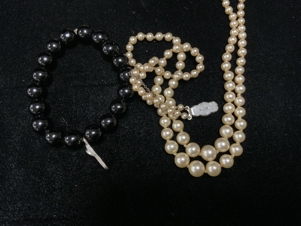 LOTUS PEARLS NECKLACE IN CASE, 2 GENTS WRISTWATCHES AND A MOVEMENT, USED COINS, 5 DOLLAR NOTE AND - Image 5 of 6