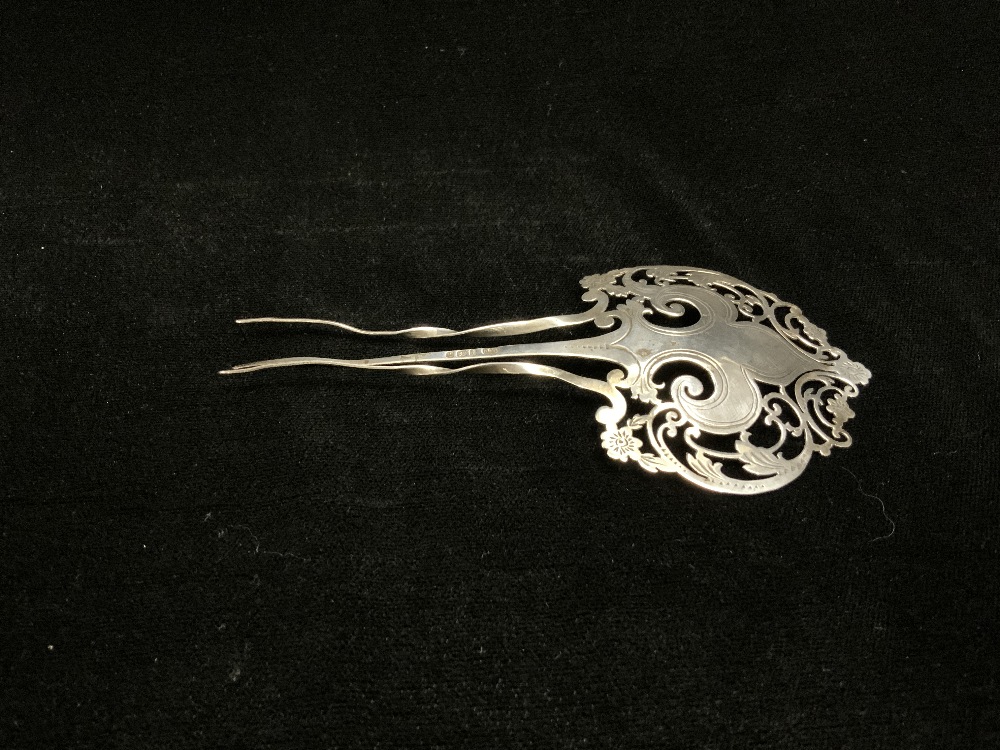 LATE VICTORIAN HALLMARKED SILVER PIERCED AND ENGRAVED 3 PRONG HAIR PIN, SHEFFIELD 1898; JOSEPH - Image 2 of 4