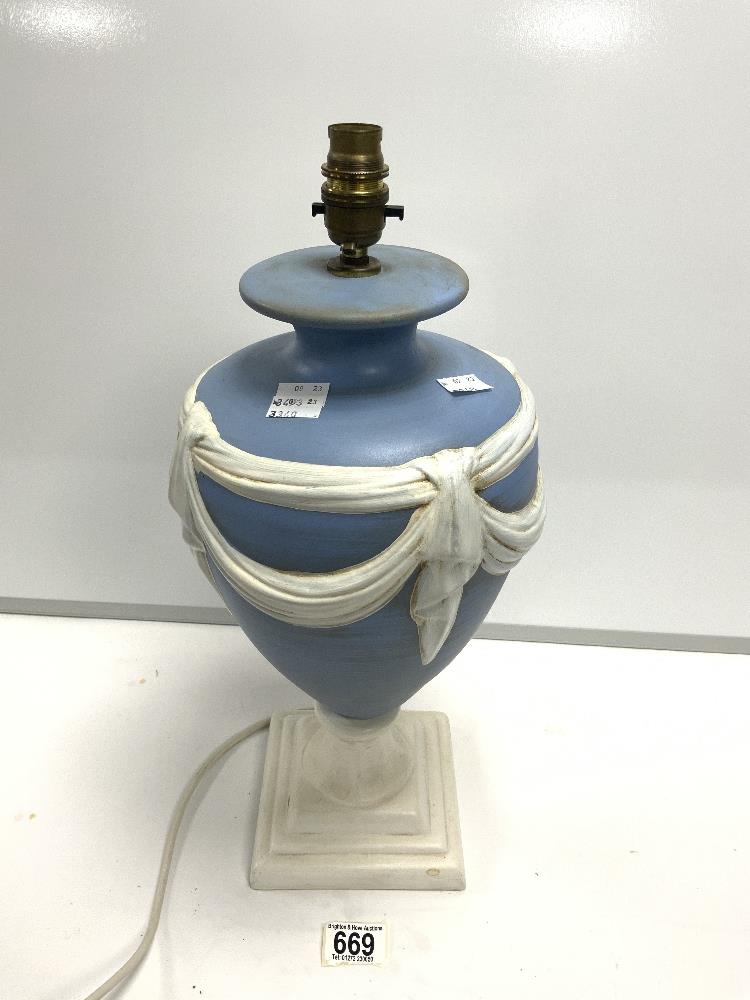 A CERAMIC BLUE AND WHITE TABLE LAMP 48CM