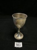 A HALLMARKED SILVER TROPHY CUP WITH ENGRAVED DECORATION, BIRMINGHAM 1931, 96 GRAMS.