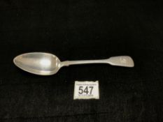 A GEORGE III HALLMARKED SILVER FIDDLE PATTERN TABLE SPOON; LONDON 1813; WILLIAM EATON; 22 CMS; 75