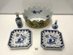 A MODERN CHINESE YELLOW GROUND SHAPED JARDINERE, 30X16 CMS, AND 2 BLUE AND WHITE PLATES AND 2