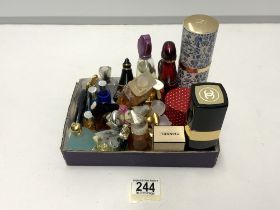 A COLLECTION OF MINIATURE LADIES SCENTS - INCLUDES LUCIEN LELONG PARIS, WORTH, D'IAMANT, AND