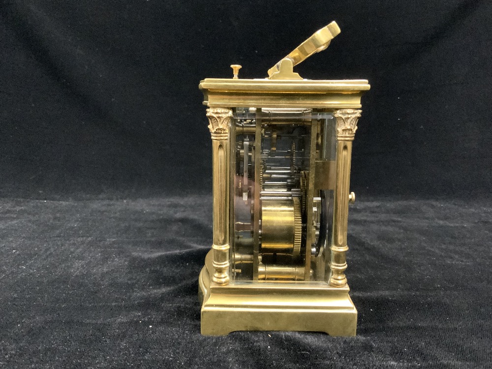 A FRENCH BRASS CARRIAGE CLOCK WITH FOUR PILLAR CAST SUPPORTS AND CIRCULAR SILVERED DIAL AND FILIGREE - Image 3 of 5