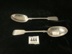 A PAIR OF VICTORIAN HALLMARKED SILVER FIDDLE PATTERN TABLE SPOONS, LONDON 1886, GEORGE MAUDSLEY