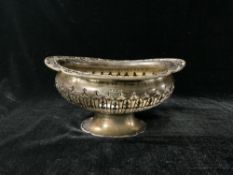 A HALLMARKED SILVER PIERCED FOOTED BOWL, SHEFFIELD 1929, COOPER BROTHERS & SONS, 314 GRAMS.