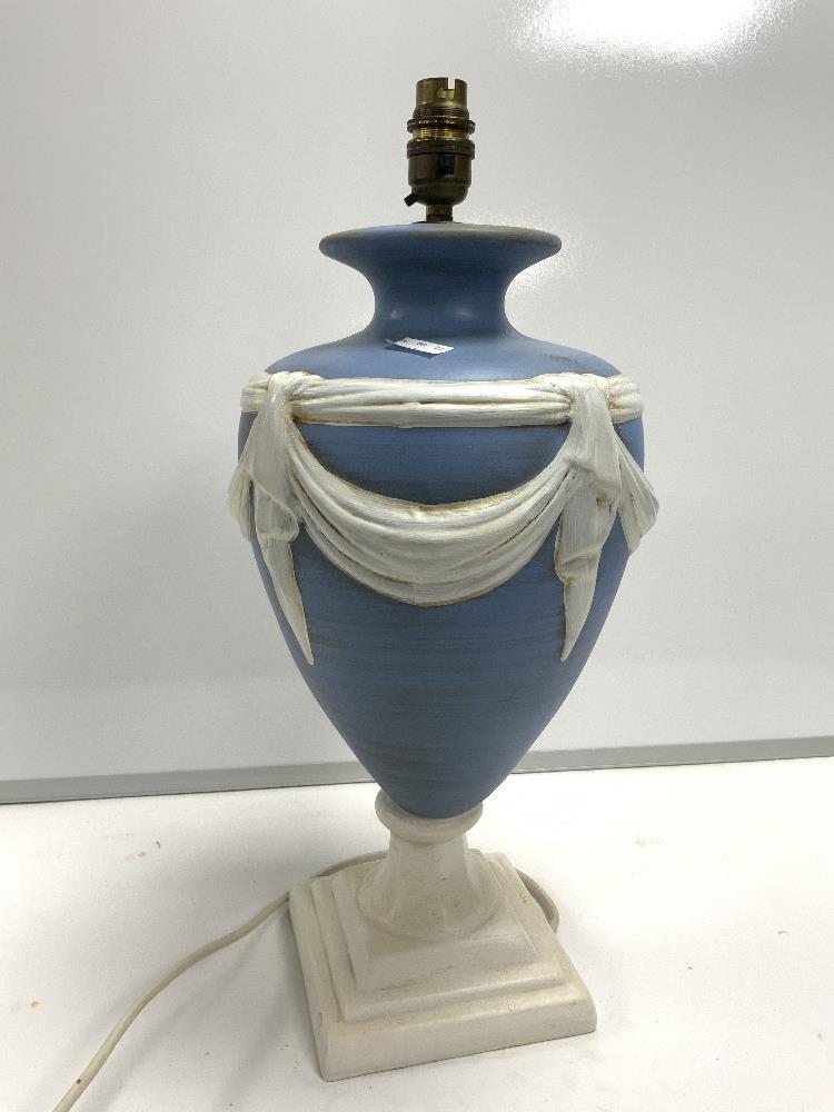 A CERAMIC BLUE AND WHITE TABLE LAMP 48CM - Image 2 of 3