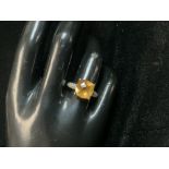 A 375 HALLMARKED STONE SET DRESS RING, SIZE N, 3.3 GRAMS.