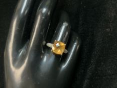 A 375 HALLMARKED STONE SET DRESS RING, SIZE N, 3.3 GRAMS.