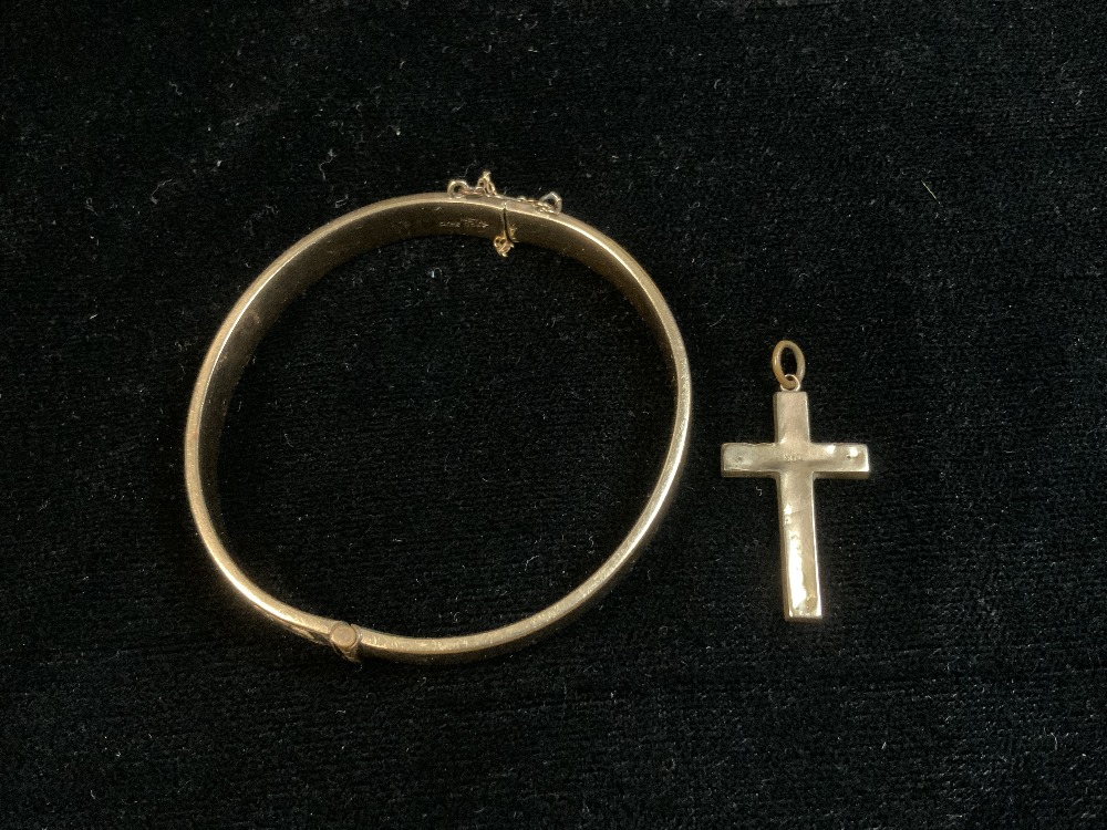 A 9CT GOLD AND METAL CORE BANGLE, AND A 9CT STAMPED CROSS PENDANT. - Image 3 of 4