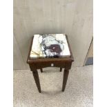 A SMALL FRENCH SQUARE MARBLE TOP SIDE TABLE ON REEDED LEGS, 54X60 CMS.