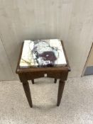 A SMALL FRENCH SQUARE MARBLE TOP SIDE TABLE ON REEDED LEGS, 54X60 CMS.