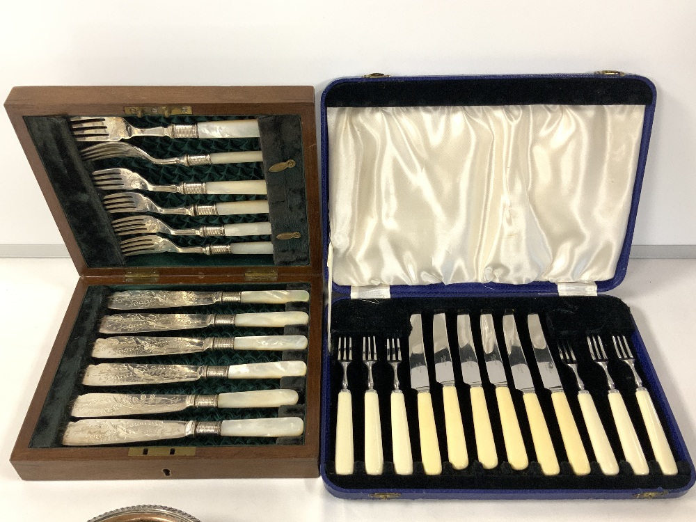 A CASED SET OF MOP HANDLE PLATED FISH KNIVES AND FORKS, FOUR SILVER HANDLE SERVING SPOONS, SILVER - Image 5 of 5