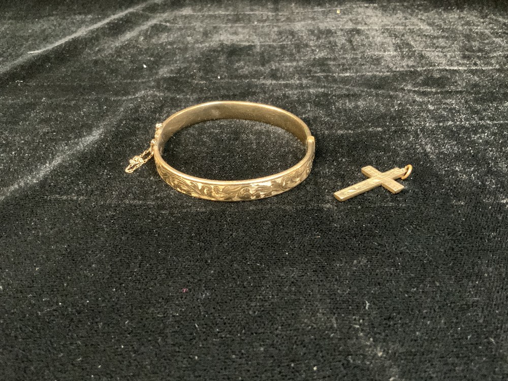 A 9CT GOLD AND METAL CORE BANGLE, AND A 9CT STAMPED CROSS PENDANT. - Image 2 of 4