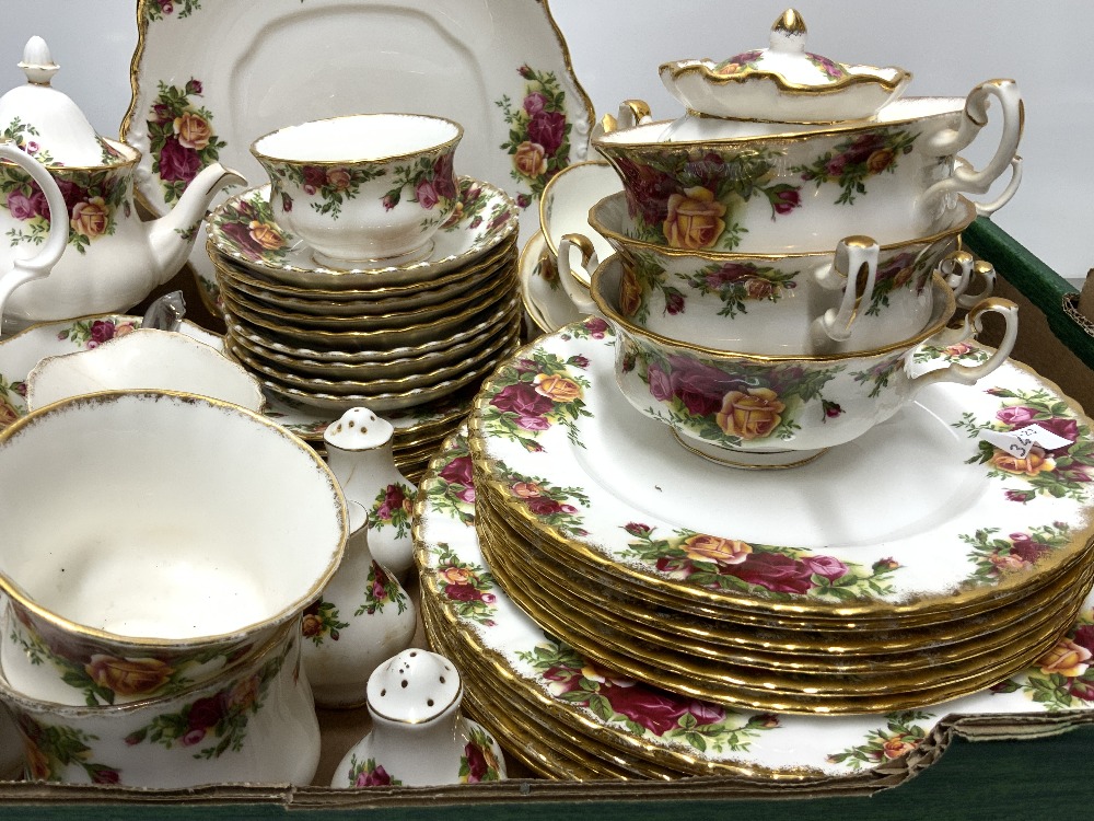 ROYAL ALBERT OLD COUNTRY ROSES 56 PIECE TEA AND DINNER SET, ALSO INCLUDES A CAKE STAND. - Image 3 of 4