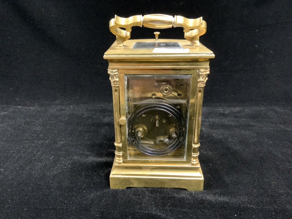 A FRENCH BRASS CARRIAGE CLOCK WITH FOUR PILLAR CAST SUPPORTS AND CIRCULAR SILVERED DIAL AND FILIGREE - Image 4 of 5