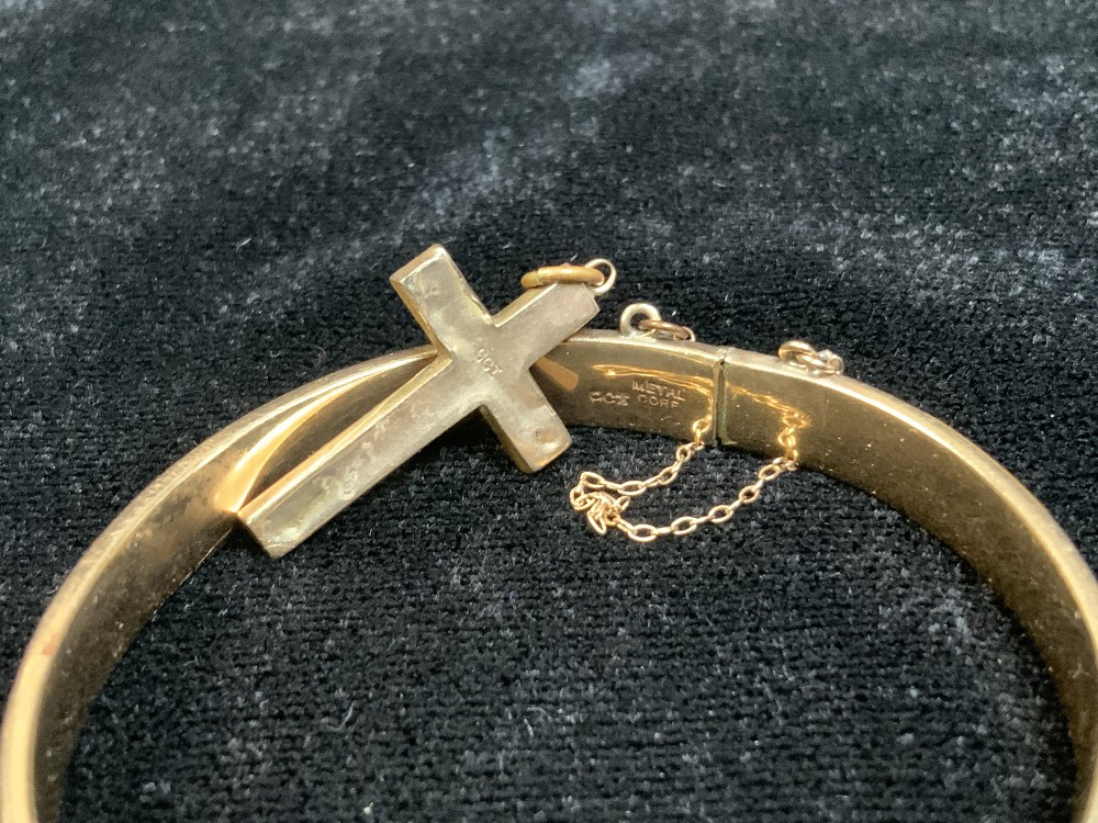 A 9CT GOLD AND METAL CORE BANGLE, AND A 9CT STAMPED CROSS PENDANT. - Image 4 of 4