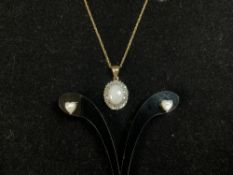 A 375 HALLMARKED GOLD OPAL SET PENDANT ON CHAIN AND PAIR OF OPAL EARRINGS.