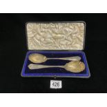 A PAIR OF HALLMARKED SILVER SHELL SHAPE SERVING SPOONS IN CASE; SHEFFIED; 1903; MAPPIN AND WEBB; 132