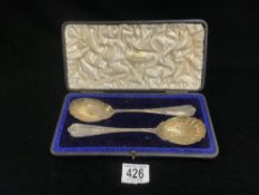 A PAIR OF HALLMARKED SILVER SHELL SHAPE SERVING SPOONS IN CASE; SHEFFIED; 1903; MAPPIN AND WEBB; 132