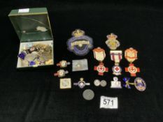 A QUANTITY OF ENAMEL BADGES FOR - NURSING, 1 ST AID, BRITISH LEGION, AND OTHERS AND LOOSE COINS, AND