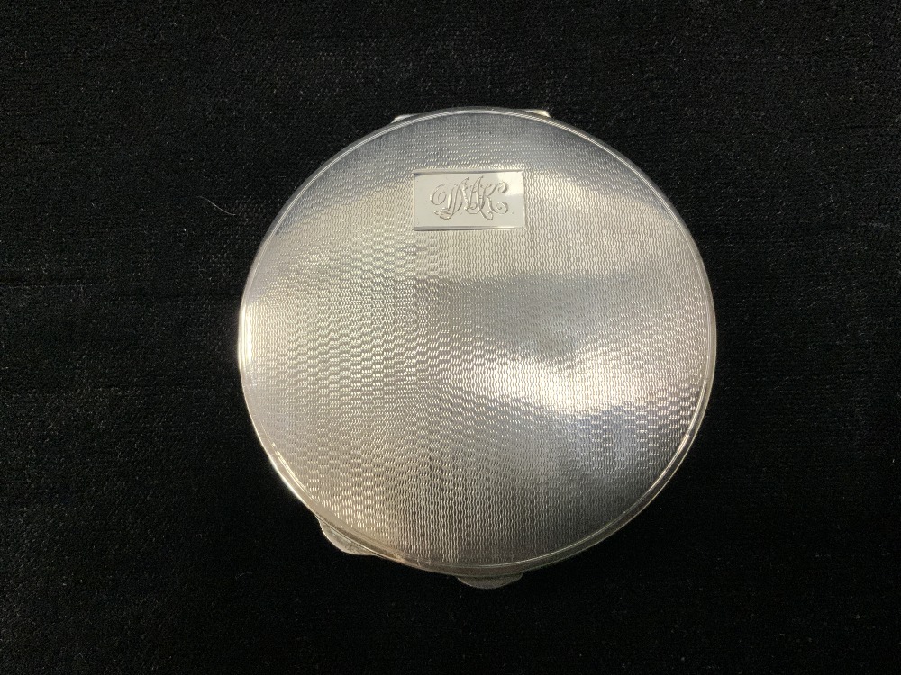 ART DECO HALLMARKED SILVER CIRCULAR POWDER COMPACT; BIRMINGHAM 1933, DEAKIN & FRANCIS, 8CMS. - Image 2 of 5