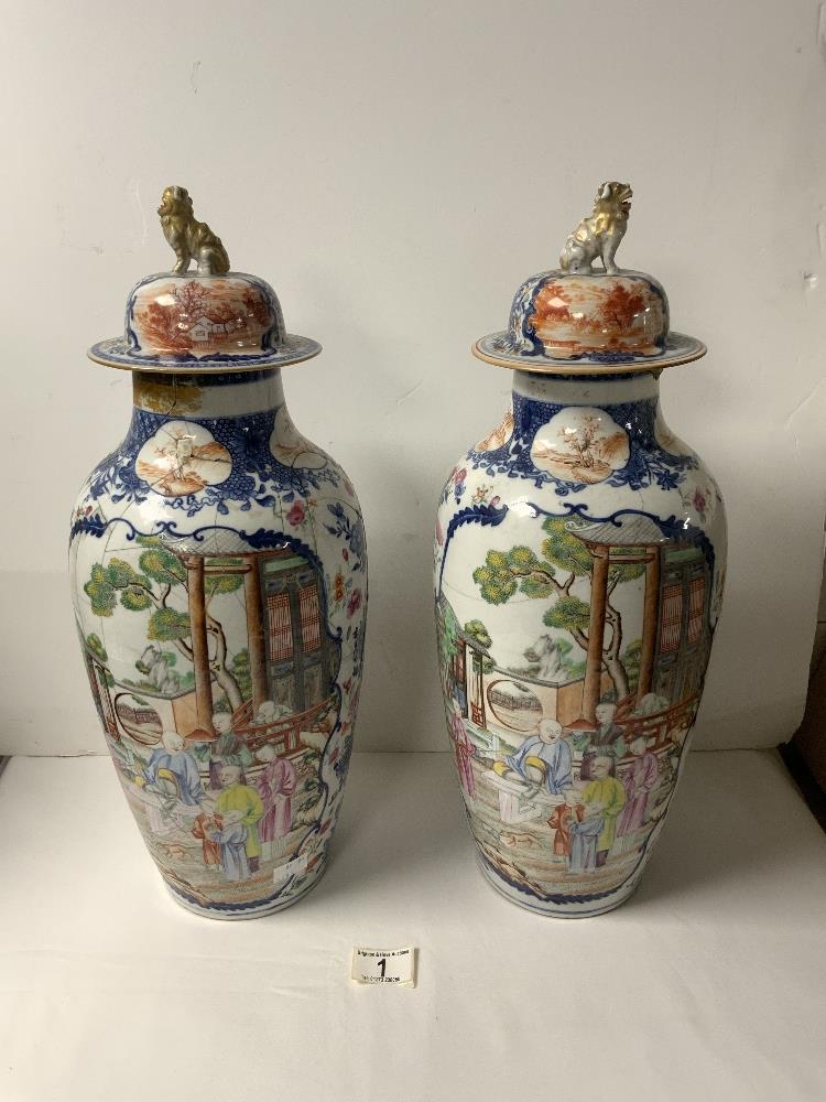 A PAIR OF PORCELAIN CHINESE EXPORT VASES AND COVERS, DECORATED WITH FIGURES AND COCKERELS AND DOG, ' - Image 2 of 4