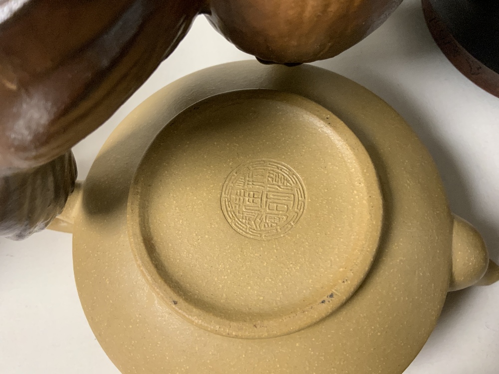 CHINESE YIXING CLAY TEA POT [ NO LID ], ANOTHER SMALLER; LIGHT BROWN; YIXING TEA SET AND TWO - Image 6 of 10