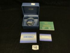 A SEIKO KINETIC GENTS STEEL WRISTWATCH IN BOX WITH PAPERS.