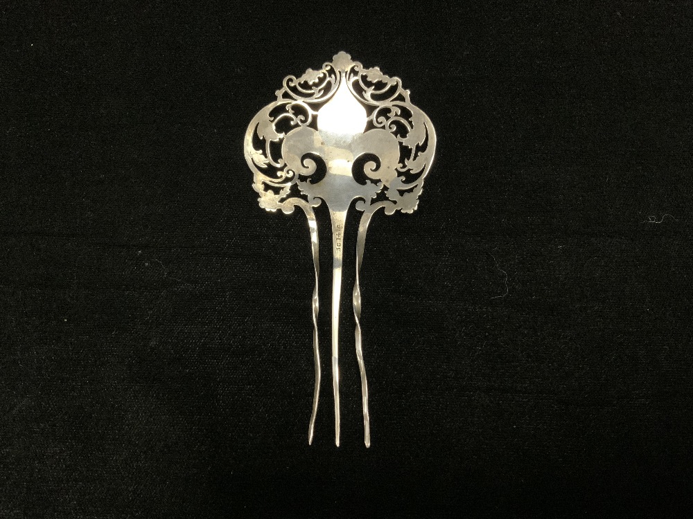 LATE VICTORIAN HALLMARKED SILVER PIERCED AND ENGRAVED 3 PRONG HAIR PIN, SHEFFIELD 1898; JOSEPH - Image 3 of 4