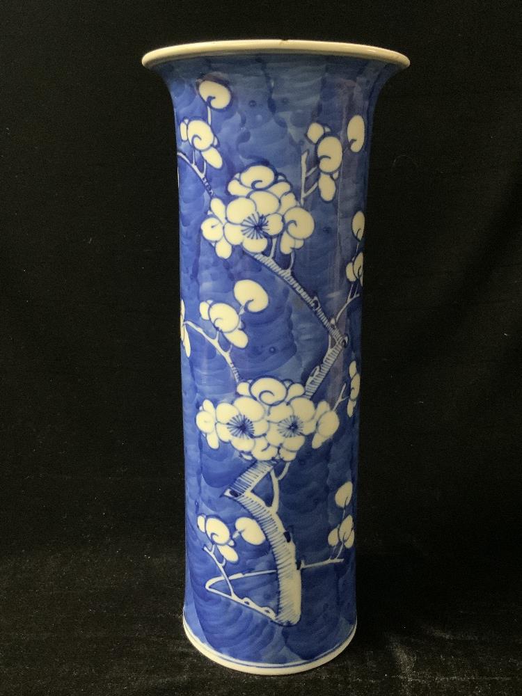 ORIENTAL BLUE AND WHITE BLOSSOM PATTERN SPILL VASE, 31 CMS.